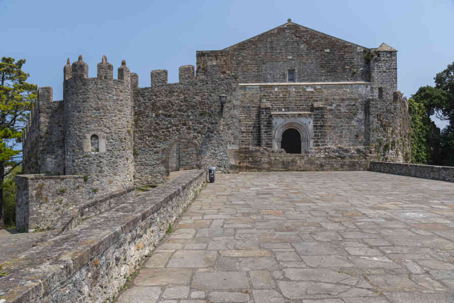 Cantabria 033 - San Vicente de la Barquera - iglesia de Nuestra Señora de los Ángeles.jpg